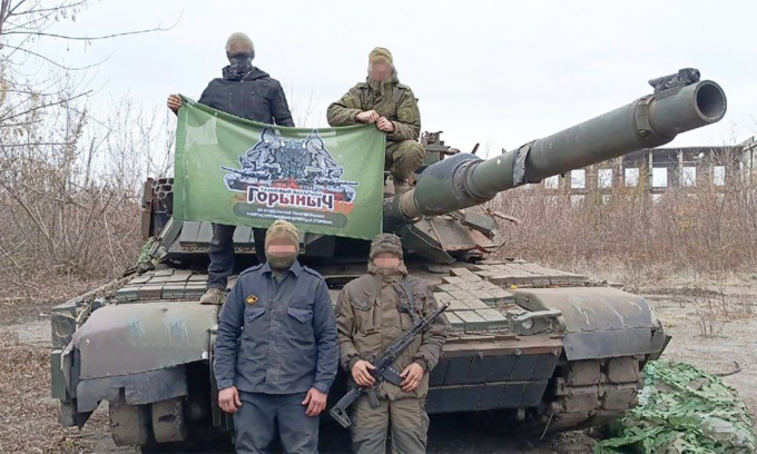 Quân nhân Nga đứng trước xe tăng M1 Abrams Ukraine bị bắt gần thành phố Pokrovsk, tỉnh Donetsk trong ảnh công bố ngày 13/11. Ảnh: RusVesna