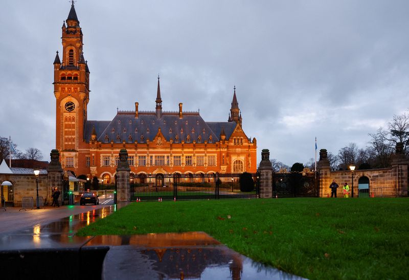 © Reuters. Toàn cảnh tòa nhà Tòa án Công lý Quốc tế (ICJ) hàng đầu của Liên Hợp Quốc khi tòa án tổ chức các phiên điều trần công khai trong một vụ kiện lấy ý kiến ​​tư vấn, có thể trở thành điểm tham chiếu trong việc xác định nghĩa vụ pháp lý của các quốc gia trong việc chống lại biến đổi khí hậu, trong The Hague, Hà Lan, ngày 2 tháng 12 năm 2024. REUTERS/Piroschka van de Wouw/ Ảnh chụp