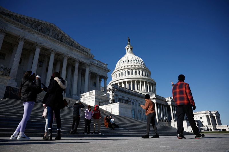 © Reuters. FILE PHOTO: Mọi người đi bộ gần Tòa nhà Quốc hội Hoa Kỳ ở Washington, DC, Hoa Kỳ, ngày 2 tháng 12 năm 2024. REUTERS/Benoit Tessier/File Photo