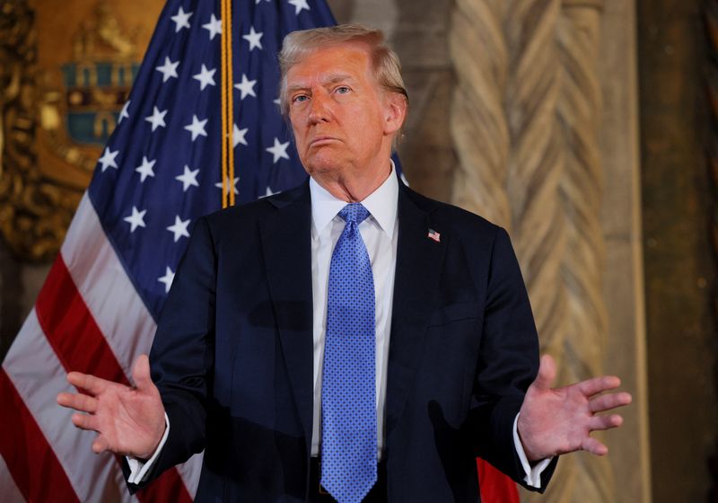 © Reuters. FILE PHOTO: Tổng thống đắc cử Hoa Kỳ Donald Trump phát biểu tại Mar-a-Lago ở Palm Beach, Florida, Hoa Kỳ, ngày 16 tháng 12 năm 2024. REUTERS/Brian Snyder/File Photo