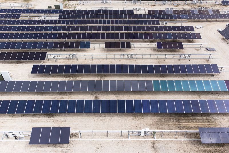 © Reuters. Ảnh tập tin: Một trường mặt trời được nhìn thấy trên trang web tại First Solar ở Perrysburg, Ohio ngày 8 tháng 7 năm 2022. Hình ảnh chụp bằng máy bay không người lái. Reuters/Megan Jelinger/File Photo
