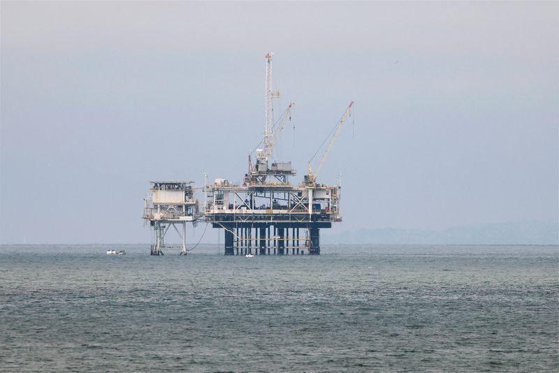© Reuters. Ảnh tập tin: Một nền tảng giàn khoan dầu ngoài khơi được chụp ở Huntington Beach, California, Hoa Kỳ ngày 4 tháng 7 năm 2024.